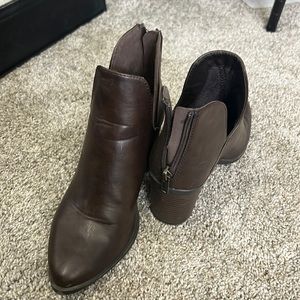 Brown heeled Chelsea boots